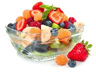 Рецепта Пъстра плодова салата с ягоди, банан, киви, сини сливи, малини и боровинки